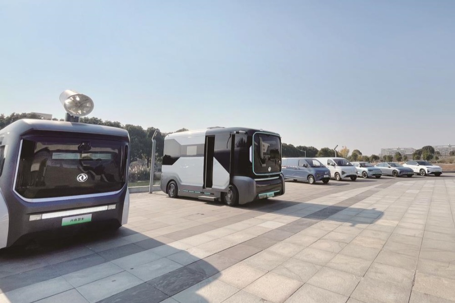 1396me皇家世界智能网联汽车进校园